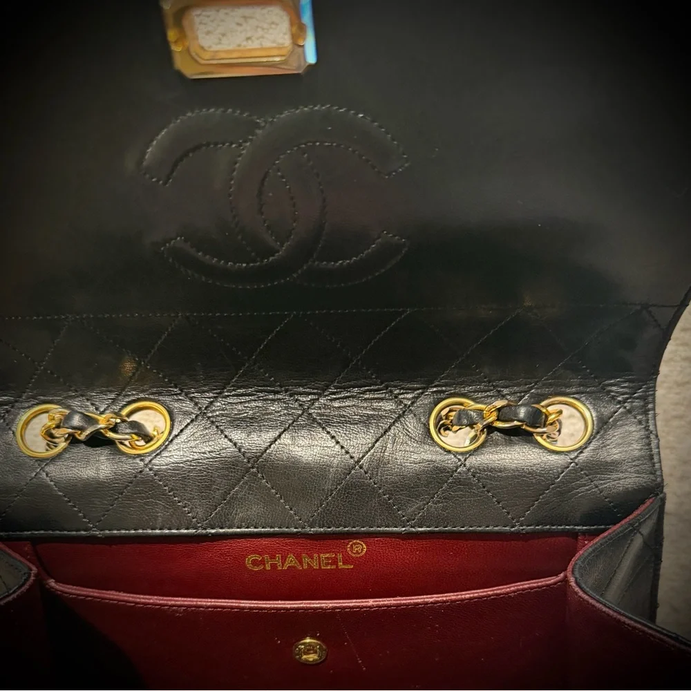 CHANEL Vintage Black Quilted Leather Shoulder Bag and matching wallet - Picture 5 of 6